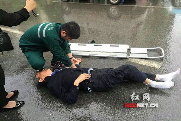 长沙七旬老人被撞断肋骨 司机逃逸路人施救