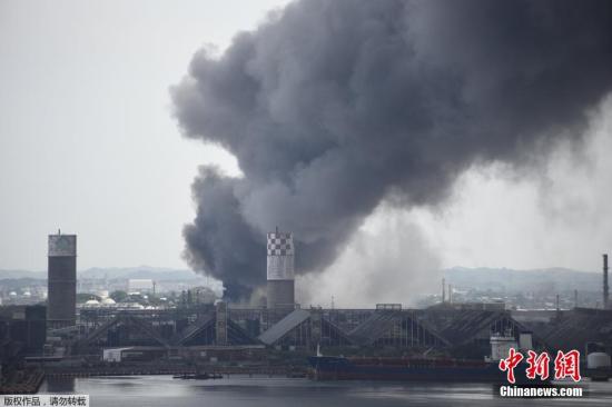 当地时间4月20日，墨西哥南部港口城市夸察夸尔科斯的一处石油设施发生大爆炸，数百人紧急撤离，现场可见浓烟滚滚。