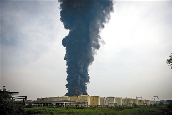 江苏一化工厂爆炸 16小时后被扑灭