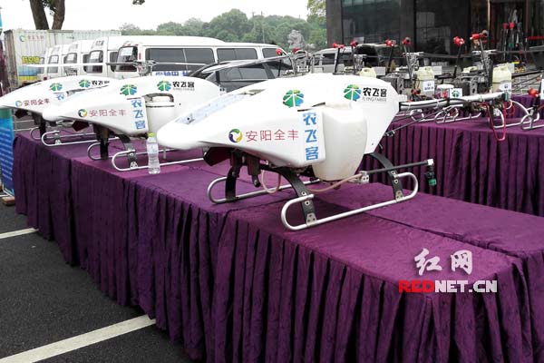 人机打药照进现实 未来农民能否当甩手掌柜?