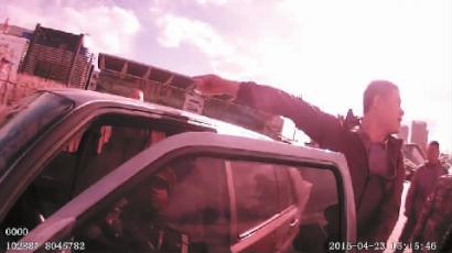 男子辱骂交警被记录仪记下 视频截图