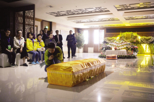 写遗书躺棺材90后女孩体验死亡