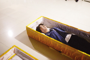 写遗书躺棺材 90后女孩体验死亡