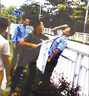 摊贩掐城管队员脖子 暴力抗法被行政拘留
