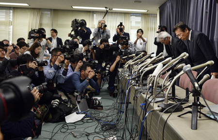 三菱社长相川哲郎在新闻发布会道歉（网络公开图片）