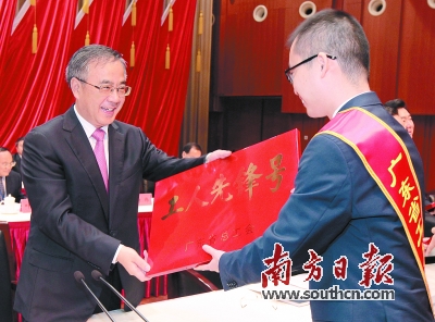 我省举行庆五一暨劳模表彰大会