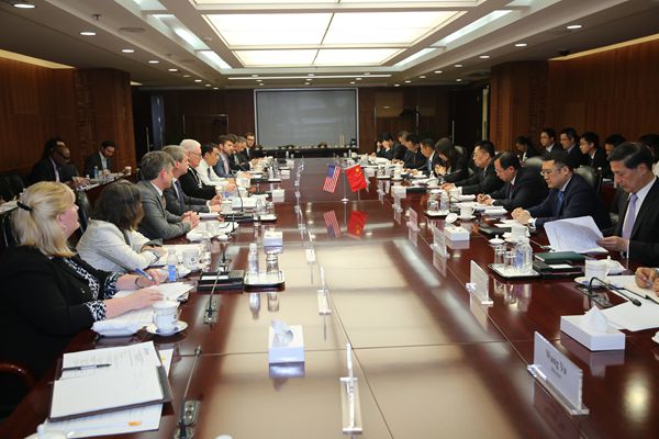 4月28日,商务部国际贸易谈判副代表张向晨与美