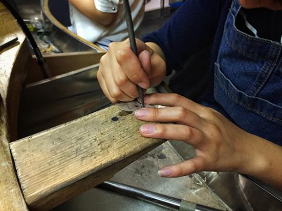 芥子缘工坊:作为一个首饰设计师一定要体验一下首饰加工培训课程_新浪新闻