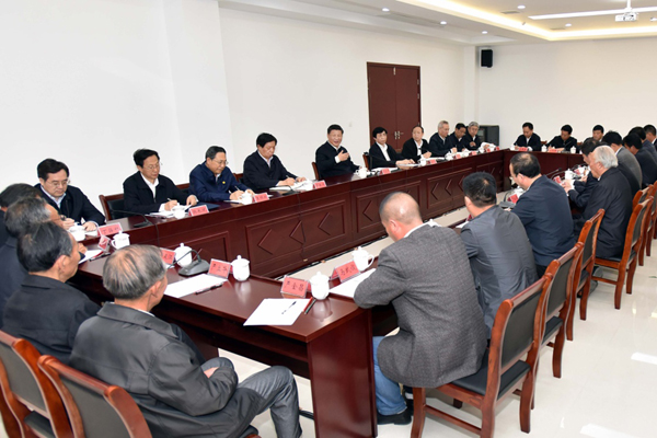 4月25日,中共中央总书记、国家主席、中央军委主席习近平在安徽凤阳县小岗村主持召开农村改革座谈会并发表重要讲话(新华社记者 李涛 摄)