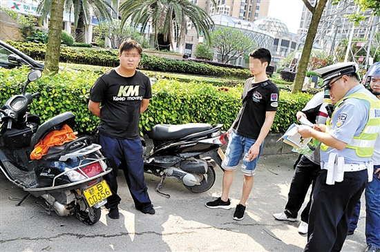 男子驾套牌摩托车冲卡 拖行民警10余米终被擒