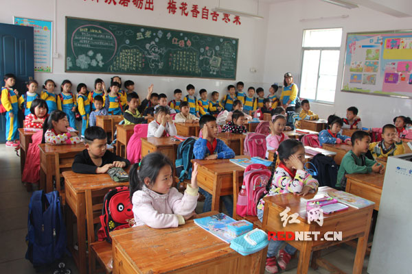 幼儿园小朋友走进小学校园 提前感受一年级课