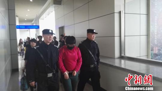 中俄两国警方联手施压：一名“红通”嫌犯回国自首。 警方提供 摄