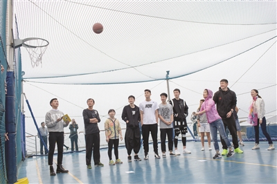 海上篮球嘉年华活动 肯帝亚男篮与球迷互动