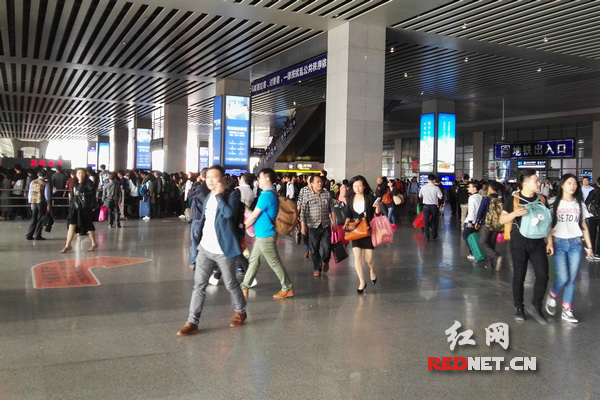 高铁票多个方向售罄 长沙火车南站进入节日模