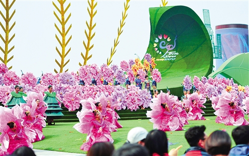 4月29日,演员在唐山世园会开幕式上表演舞蹈.经济日报记者 翟天雪摄