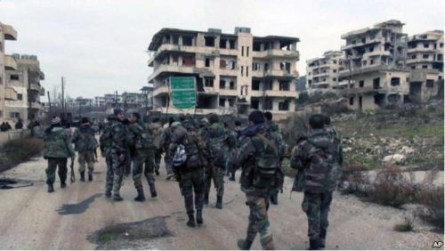 资料图片：叙利亚政府军和同盟民兵2016年1月12日并肩进入位于叙利亚拉塔基亚省的关键城镇萨尔玛。