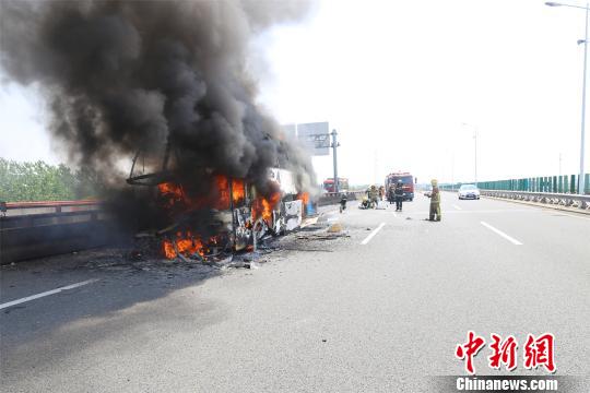 杭州湾跨海大桥一载有19人大客车烧成空架。 何蒋勇 摄