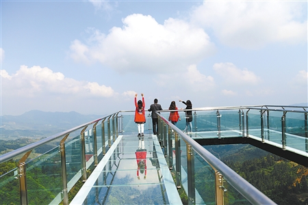 观民俗玩刺激 500米高玻璃栈道等你挑战_新浪新闻