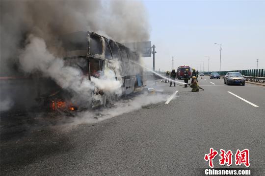 杭州湾跨海大桥一载有19人大客车烧成空架。 何蒋勇 摄