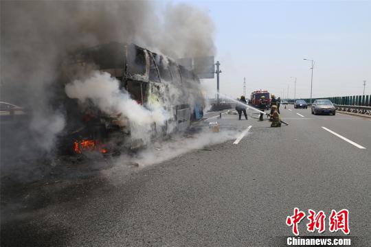 杭州湾跨海大桥一载有19人大客车烧成空架。 何蒋勇 摄