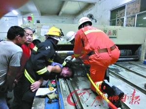男子被机器“咬手”，消防官兵紧急救助。