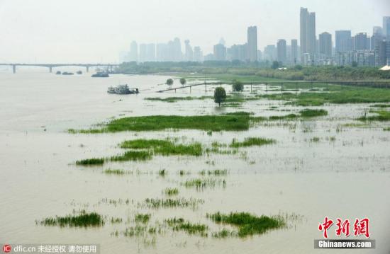 据长江水文网实时监测数据显示，汉口水文站水位自4月23日突破历史同期最高水位以来连日上涨，截止29日16时，汉口站水位达22.99米，流量为33800立方米/秒。 图片来源：东方IC 版权作品 请勿转载