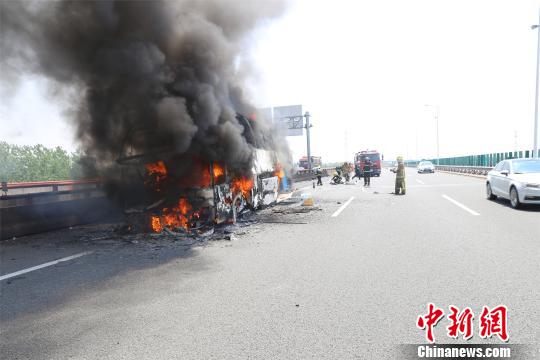 杭州湾跨海大桥一载有19人大客车烧成空架。 何蒋勇 摄