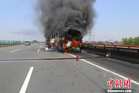 杭州湾跨海大桥一载有19人大客车烧成空架。 何蒋勇 摄
