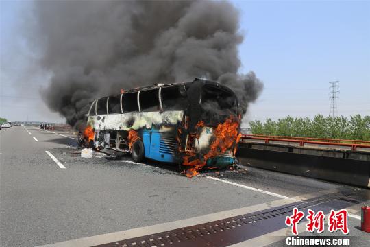 杭州湾跨海大桥一载有19人大客车烧成空架。 何蒋勇 摄