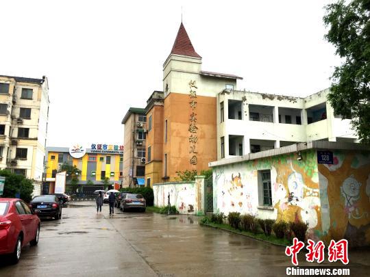 图为仪征新建的幼儿园与老的幼儿园前后相距20米。 崔佳明 摄