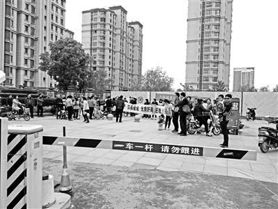 江宁一小区交付多年竟没有大门