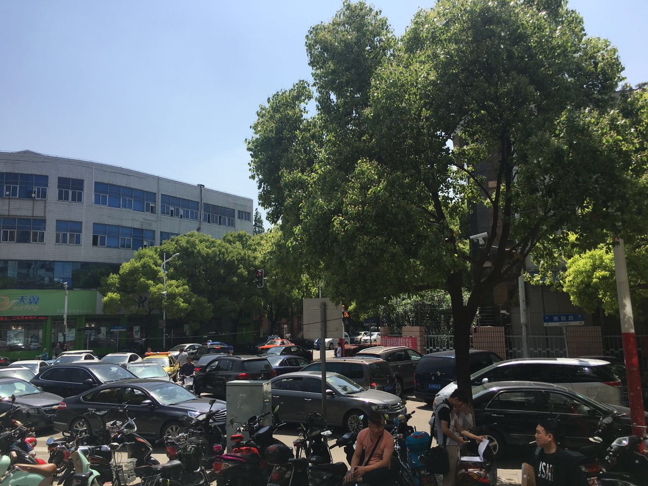 营改增第二日:上海房产交易中心排队为减税