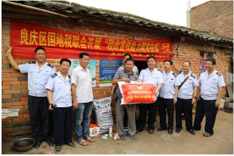 良庆区国地税联合开展税收宣传助力精准扶贫