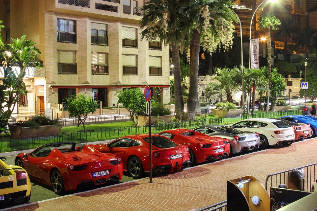 摩纳哥开超跑都有罪 交警经常上街活捉