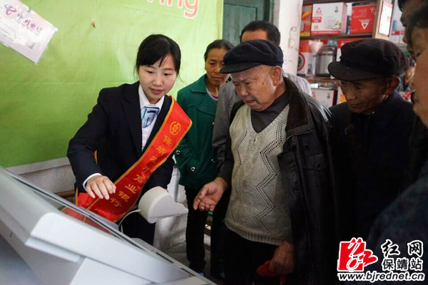 保靖农商行安装助农终端机村民存取款不出村