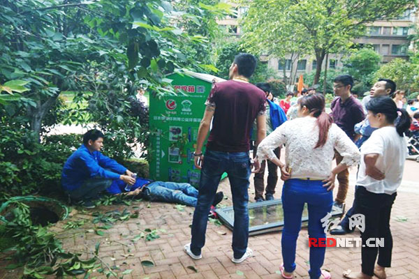 空调还没装 安装工人就连人带窗摔了下去