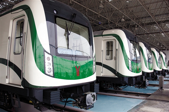 广州地铁七号线 一期首批列车交付调试_新浪新闻