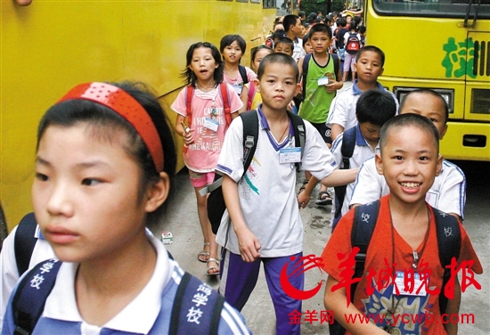 东莞家长为保学位提前注册 称被要求签不退费