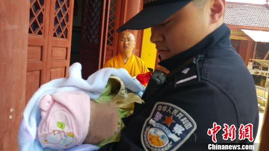 3日，南京一所寺庙发现一名患有唐氏综合症的女婴。 陈欢 摄