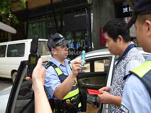 鹰眼巡警郭宏文在武汉天地查获滴滴毒驾司机