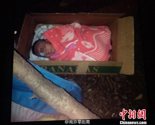 4日晚，距离南京儿童福利院50米外的街头，发现一名被遗弃的女婴。