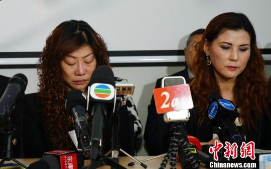 张梅（左）在见面会上泣不成声。 眭黎曦 摄