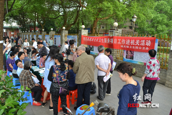 衡东县:城关镇卫生院摆摊搭台送服务