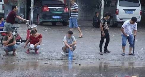 车牌只有2个孔,要不要装4个固封螺丝?