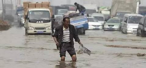 车牌只有2个孔,要不要装4个固封螺丝?