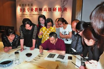 临渭区53名骨干教师研修书法