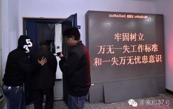 两名便衣民警将偷车者捉拿归案。