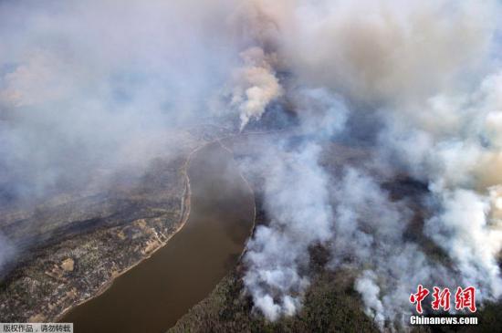 当地时间5月5日，加拿大阿尔伯塔省麦克默里堡，当地山火持续蔓延，浓烟滚滚。