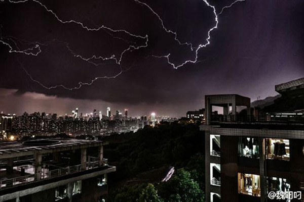 重庆31个雨量站现大暴雨 雷电大风冰雹齐袭