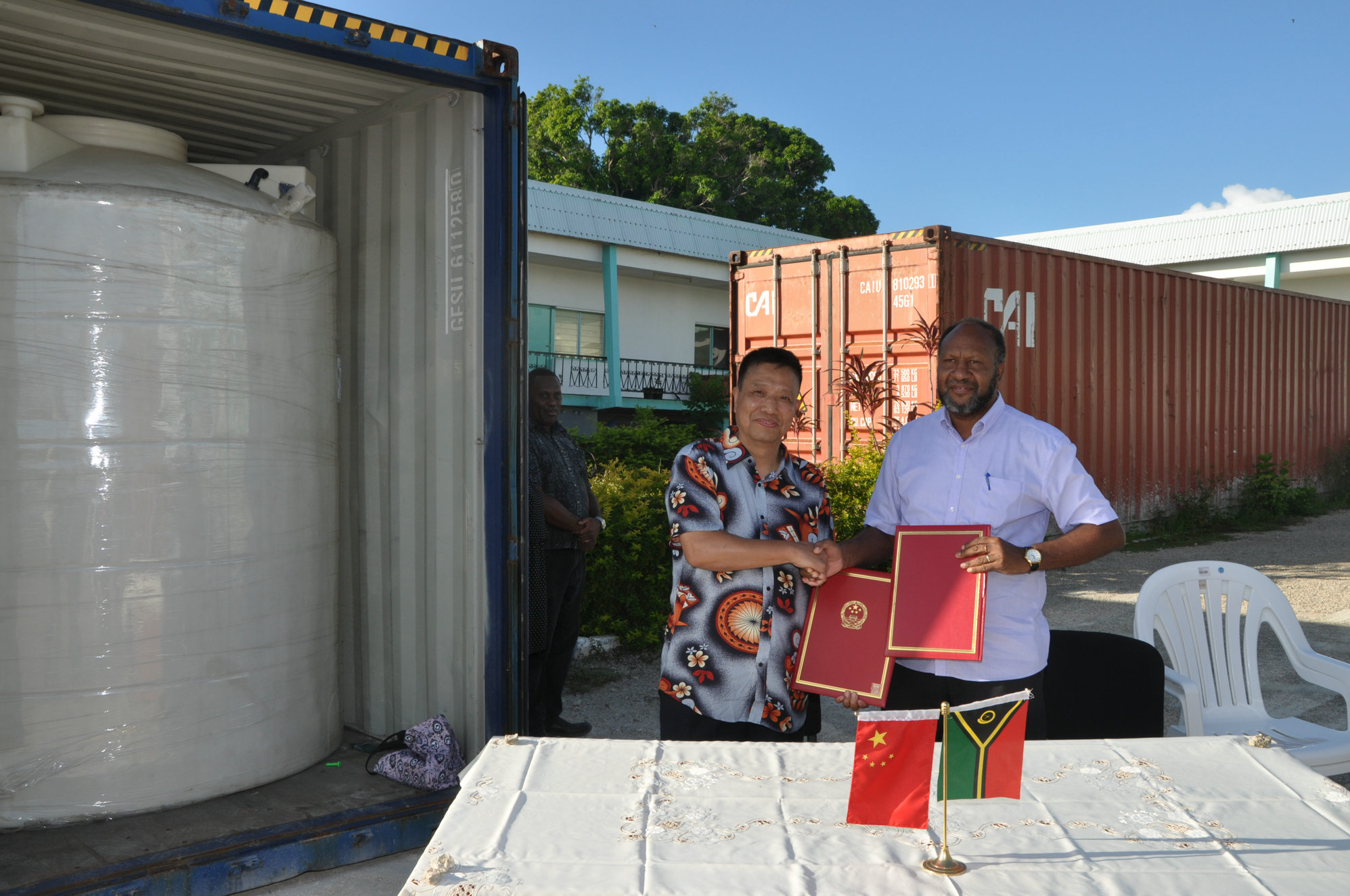 驻瓦努阿图大使刘全出席援瓦储水罐交接仪式